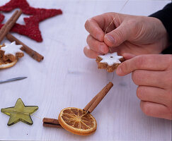 Fragrant window decorations: stars, cinnamon sticks, cinnamon stars, citrus (orange slice)