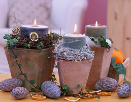 Kerzen mit Frostoptik (2/2). Manschetten aus Muehlenbeckia, Hedera (Efeu), Dichondra