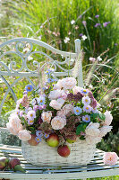 Herbstliches Gesteck aus Rosa (Rosen), Aster (Astern), Sedum