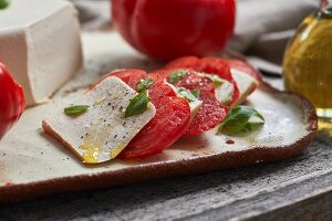 Vegan mozzarella with tomatoes