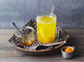 Heisser Zitronen-Ingwer-Tee mit Kurkuma