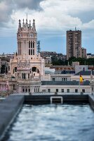 Blick von der Rooftop-Bar 'The Balcony' des Hotels Innside Madrid Suecia auf den Palacio de Cibeles, Madrid, Spanien