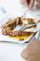 Oktopus vom Grill aus der Tapas-Bar 'Sala de Despiece', Madrid, Spanien
