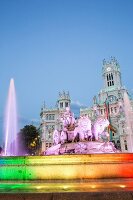 Palacio de Cibeles mit dem bunt beleuchteten Brunnen Fuente de Cibeles, Madrid, Spanien