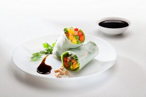 Rice paper rolls filled with vegetables and soy sauce (Asia)