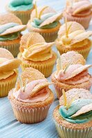 Mehrere Butterfly-Cupcakes auf hellblauem Untergrund