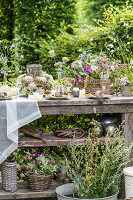 Mit Wildblumen gedeckter Tisch im Garten