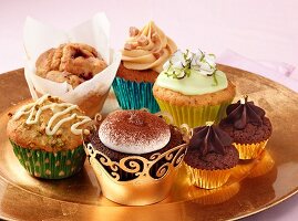 Verschiedene luxuriöse Cupcakes auf Goldteller
