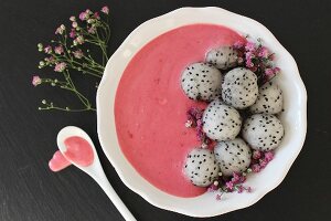 Rosa Smoothie Bowl mit Pitahaya-Kugeln