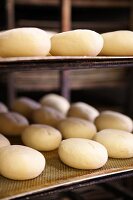 Brötchen backen im Backofen einer Backstube