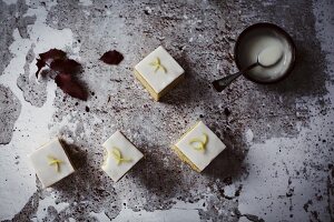 Weiche Zitronenkuchenwürfel mit Sauerrahm und Zitronenglasur