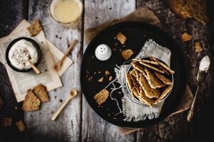 Dünne Vollkorncracker mit Dip