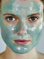 Portrait einer Frau mit Gesichtsmaske