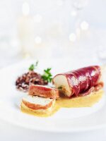 Maispoulardenbrust im Parmaschinkenmantel mit Pesto Rosso zu Weihnachten