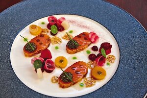 Gebeizter Saibling mit Rote Bete aus dem Restaurant von Alfons Schuhbeck 'Fine dining im Boettners' München, Deutschland