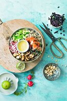 A salmon bowl with quinoa, pointed cabbage and wasabi mayonnaise