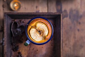 Kleiner Apfel-Kürbis-Kuchen, im Emaillebecher gebacken