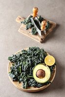 Frischer gehackter Grünkohl mit Avocado und Zitrone (Italien)