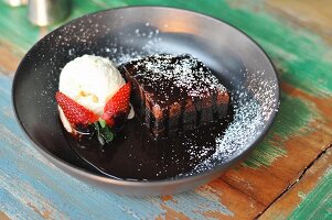 Brownie mit Schokoladensauce und Vanilleeis