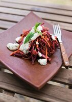 Rote-Bete-Salat mit Quinoa, Möhren, Äpfeln und Quarksauce