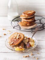 Buchweizen-Pancakes mit gedünsteten Äpfeln (Sirtfood)