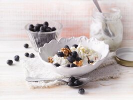 Overnight bircher muesli with fresh blueberries (Sirtfood)