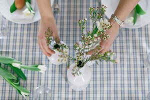 Ostertisch mit Blumendeko