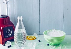 Wasser und Eiswürfel - Zutaten für Flavoured Water