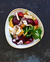 Salat mit Rote-Bete, Spinat, Pfirsichen und Erdbeeren (Libanon)