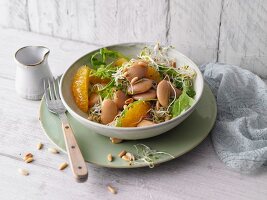 Vegetarischer Riesenbohnensalat mit Orangen und Sprossen
