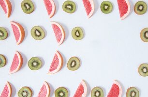 Grapefruit wedges and kiwi slices