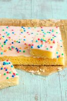 Express lemon cake with colourful sugar beads