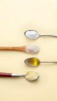 Measuring without scales - a teaspoon with 3 g of baking powder, 4 g of oil, 5 g of flour and butter