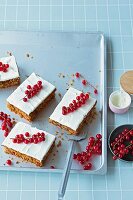 Redcurrant and nut cake (lactose-free, gluten-free and sugar-free)
