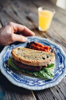 Hamburger und Orangensaft zum Lunch