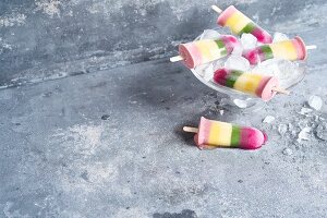 Rainbow-Joghurt-Eis am Stiel