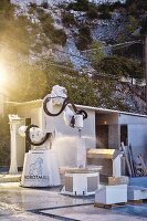 Roboter der Firma 'Robotmill' fräßt Skulptur aus einem Marmorblock, Carrara, Italien