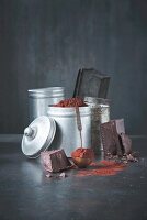 Blechdose mit Zutaten für Schokokuchen (Kakao, Blockschokolade)