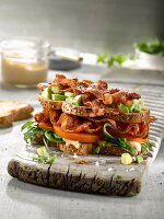 Sandwich mit Bacon, Avocado und Tomaten