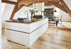 An elegant kitchen island under wooden beams