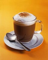 Cappuccino mit Zimt in Glastasse