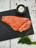 Graved Lachs (gebeizter, geräucherter Lachs) mit Honig-Dill-Sauce