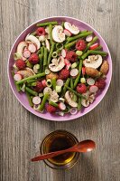 Salat mit grünen Bohnen, Champignons, Radieschen und Himbeeren