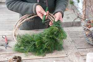 Natuerlichen Adventskranz aus Tanne und Kiefer binden :