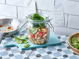 Spicy chickpea salad with spinach to take away