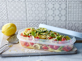 Spaghettisalat mit Tomaten und Zucchini zum Mitnehmen