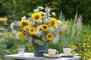 Üppiger Sommerstrauß aus Helianthus annuus ( Sonnenblumen )