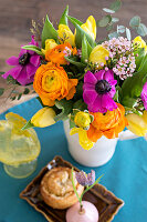 Frühlingsstrauß aus Tulpen, Anemonen, Ranunkel und Wachsblumen