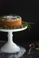Weihnachtlicher Pound Cake (Rührkuchen) auf Kuchenständer