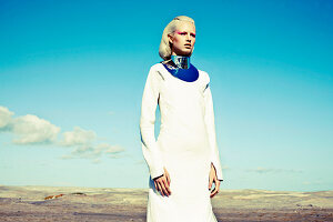 Futuristic Fashion: Blonde Frau in weißem Kleid im Freien